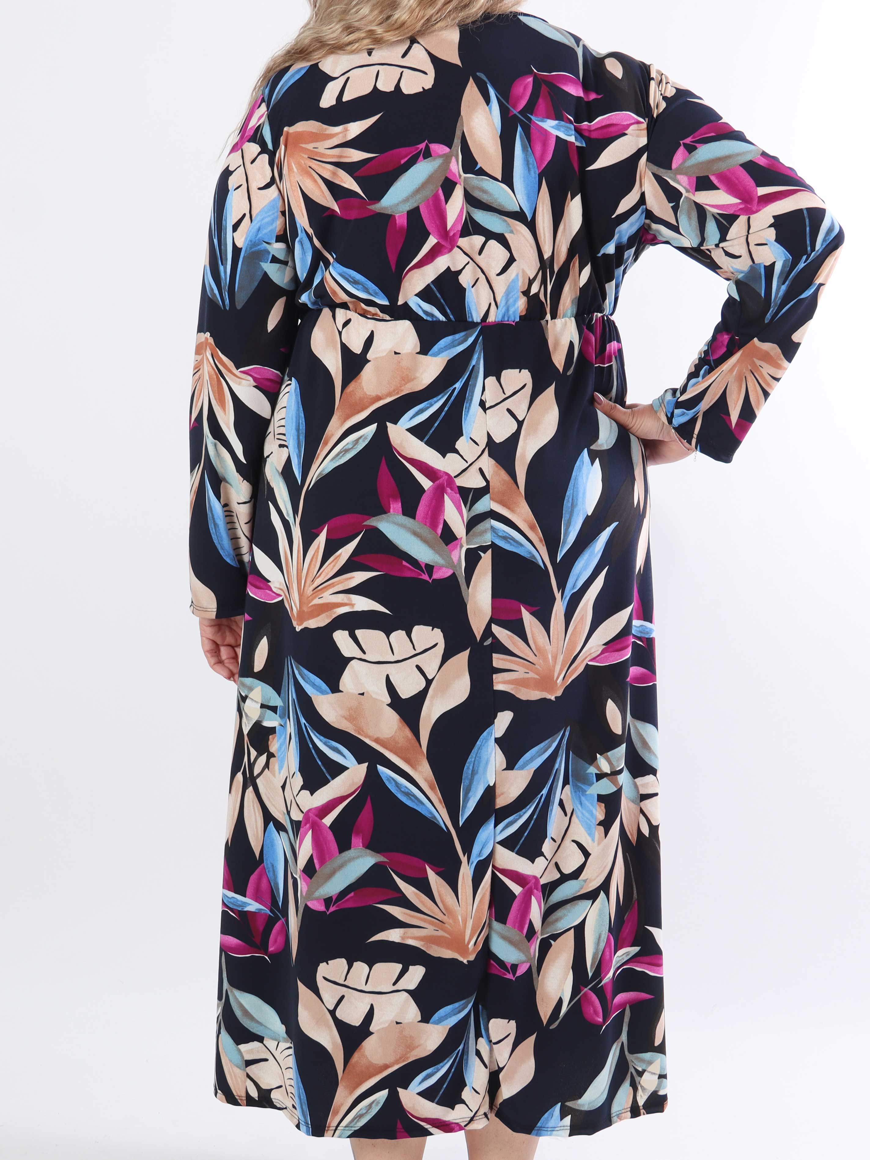 Nelly Leaf - Elastisk plus size kjole med farvet bladmotiver